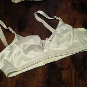 NWOT Bali 36B Gorgeous White Unpadded Wirefree Comfy Bra